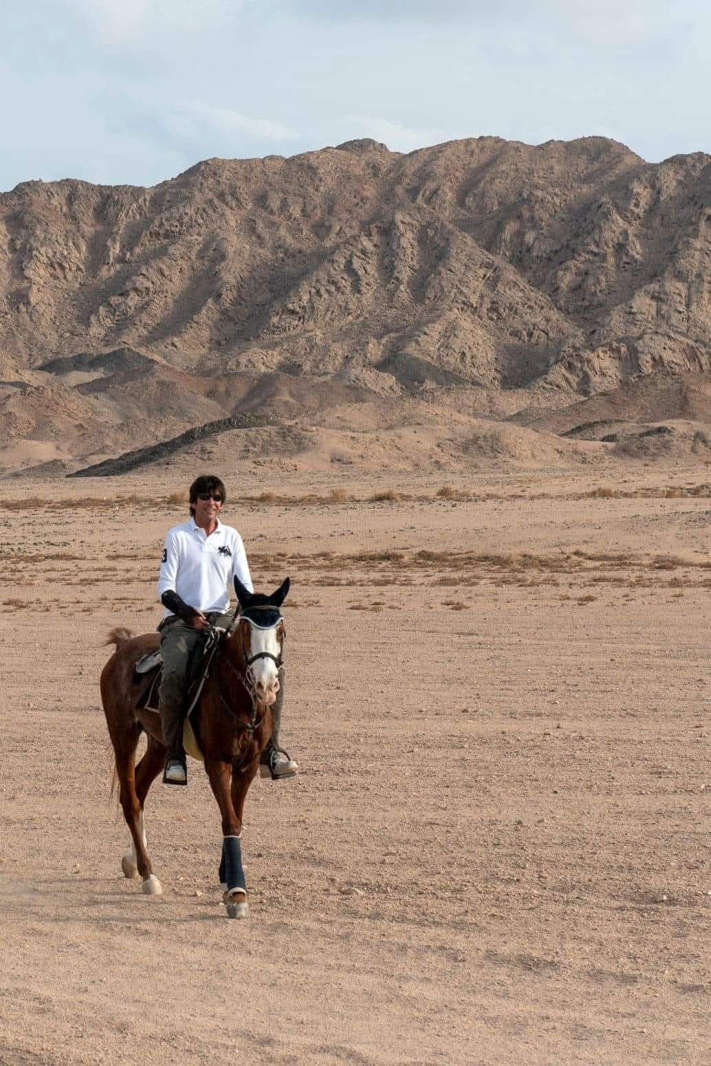 Alain à cheval dans le désert d'Égypte