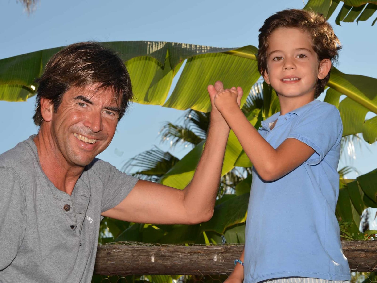 Alain avec son petit-fils, mains jointes